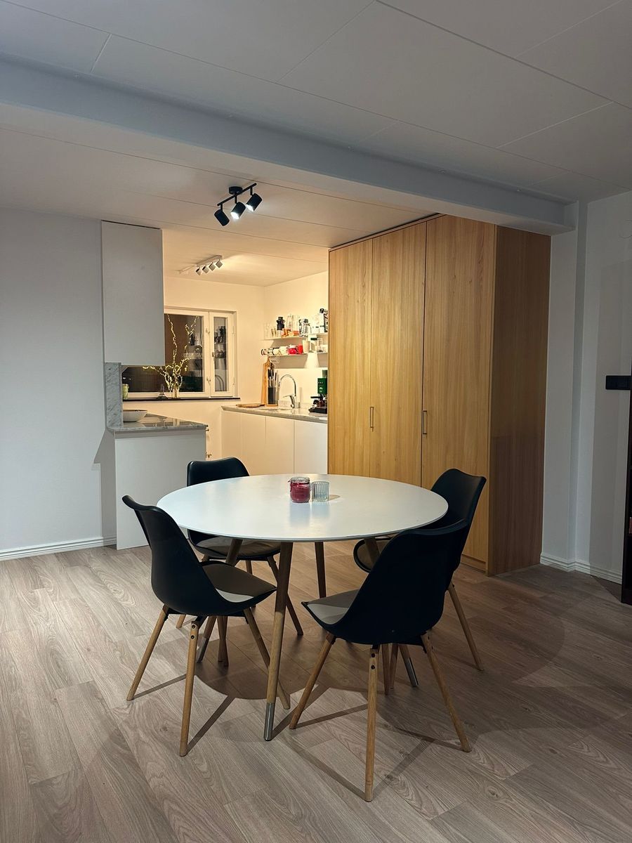 Newly Renovated 5-Bedroom Townhouse with EV Charging | Vällingby — photo 1